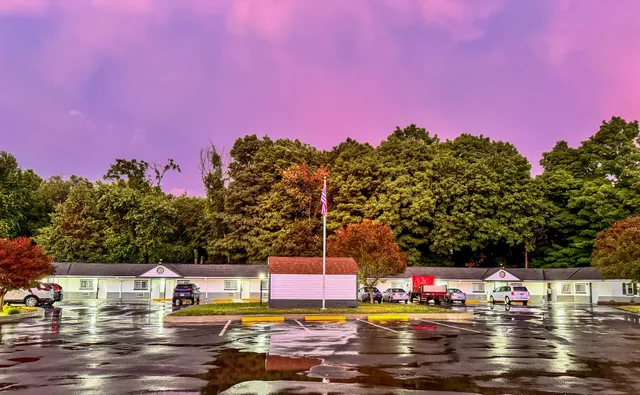 LITTLE VILLAGE MOTEL