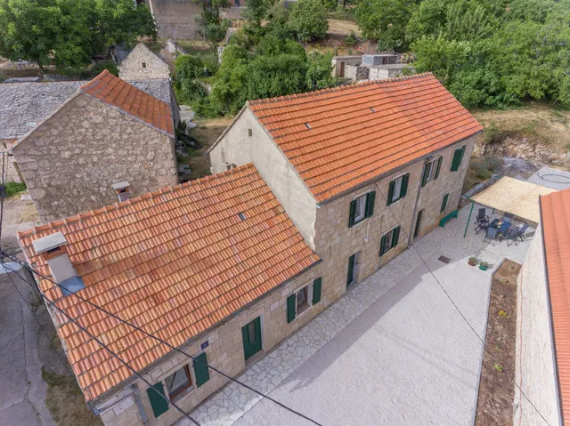 HOLIDAY HOME VINTAGE