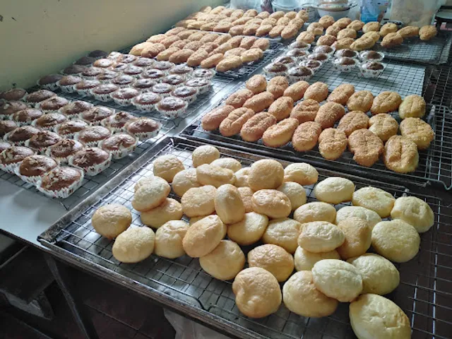 Iris crepes &​bakery