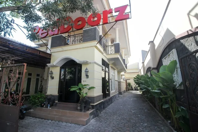 RedDoorz Plus near Rumah Sakit JIH