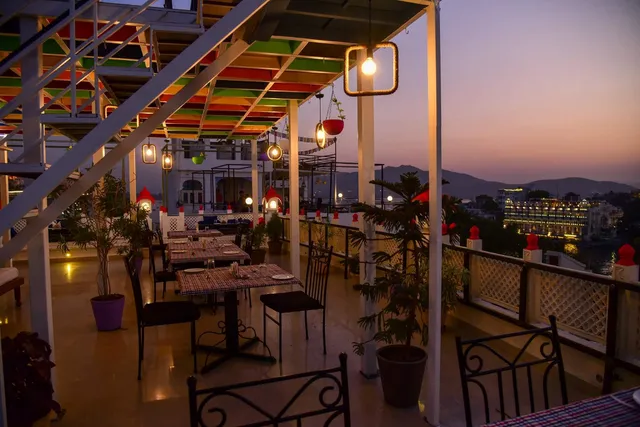 Hotel The Nayee Haveli - Lake View Hotel