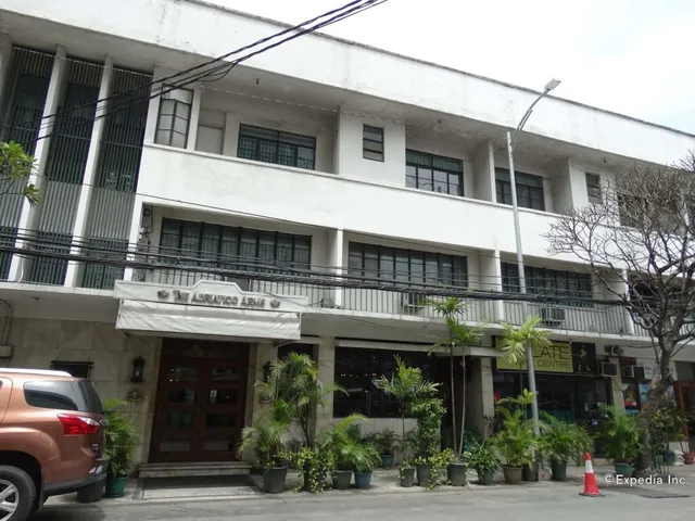 Adriatico Arms Hotel & Cafe