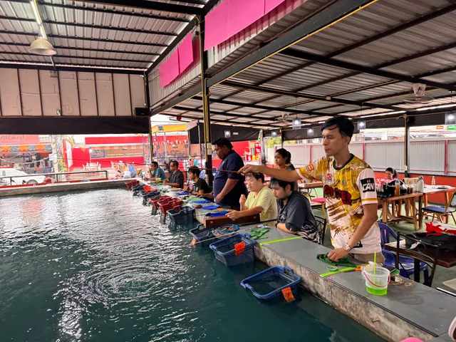 Friends บ่อตกกุ้ง สวนอาหาร ศรีนครินทร์ 40