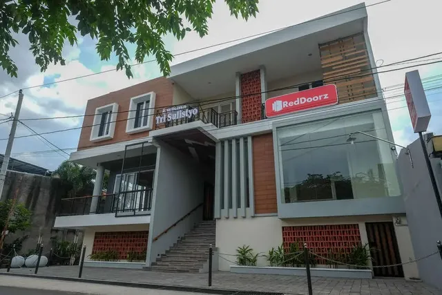 RedDoorz Plus near UMS Solo 2