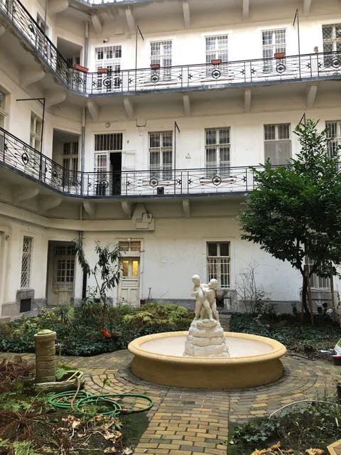 Chain Bridge Studio Apartment