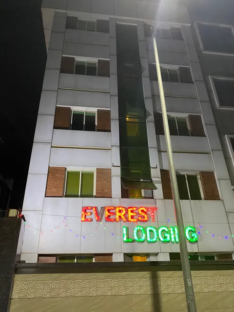 Super OYO Flagship Hotel Everest Lodging Vashi