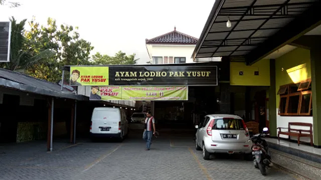 Ayam Lodho Pak Yusuf