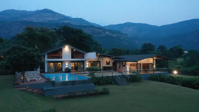 SaffronStays SanvinaFarm - 4 BDR Pool Villa in Karjat