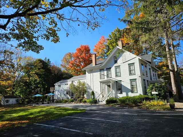 PineCrest Inn Bed and Breakfast