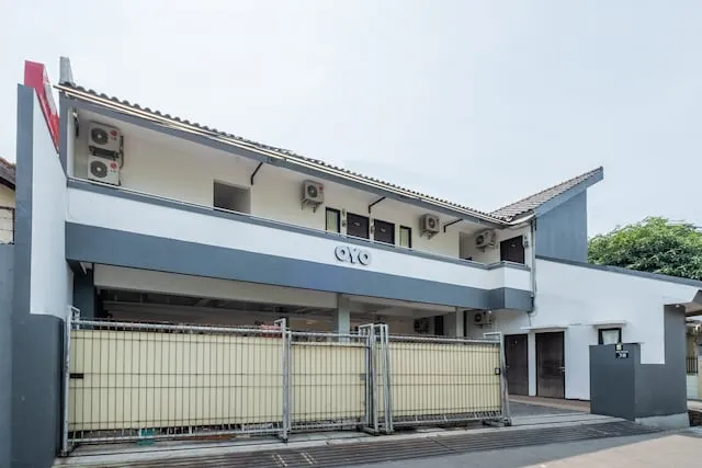 Super OYO 1460 Anyelir Residence