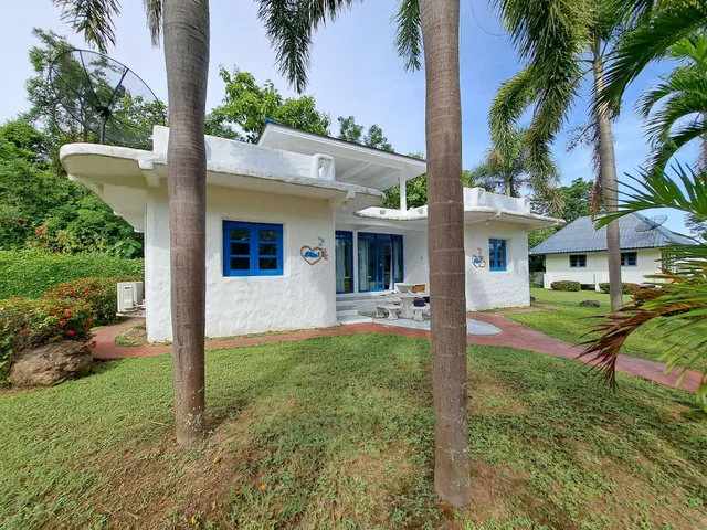 เดือนล้อม รีสอร์ท