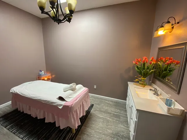 Q Q Spa & Massage