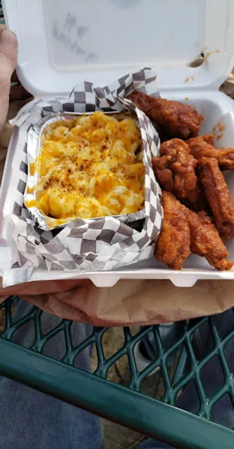 Mac N' Wings - Belleville