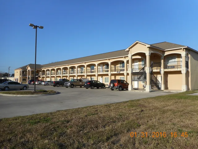 Crossroads Inn & Suites