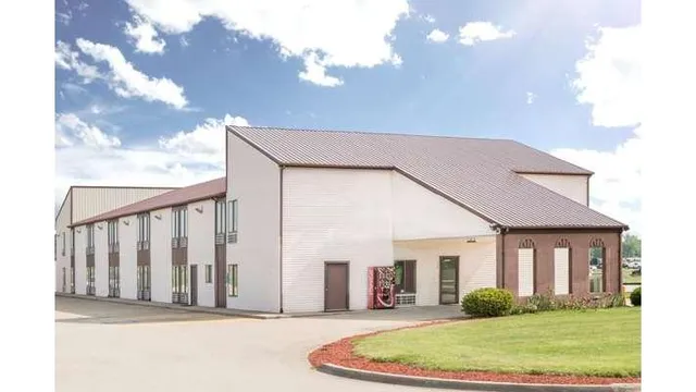 Super 8 by Wyndham Marshall