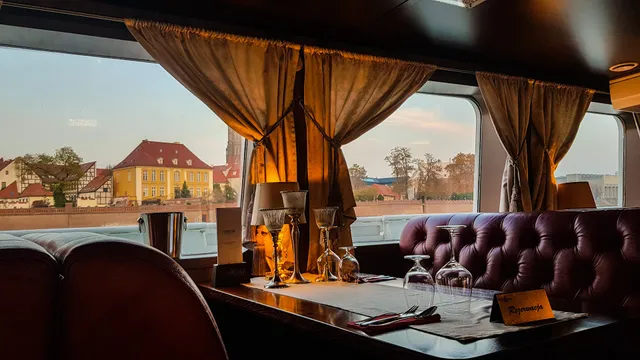 Statek Wratislavia - restauracja "Z NURTEM"