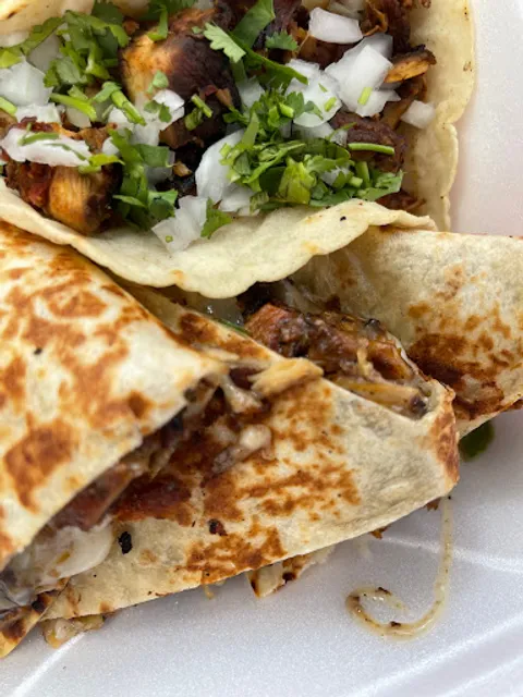 Lobos Tacos Y Pupusas