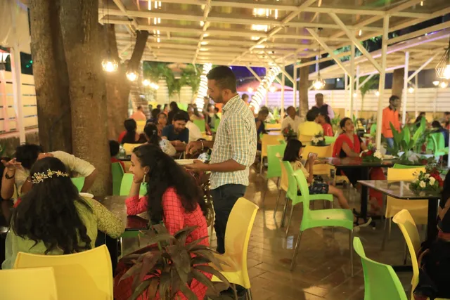 SRUSHTI GARDEN | PURE VEG AND BANQUET