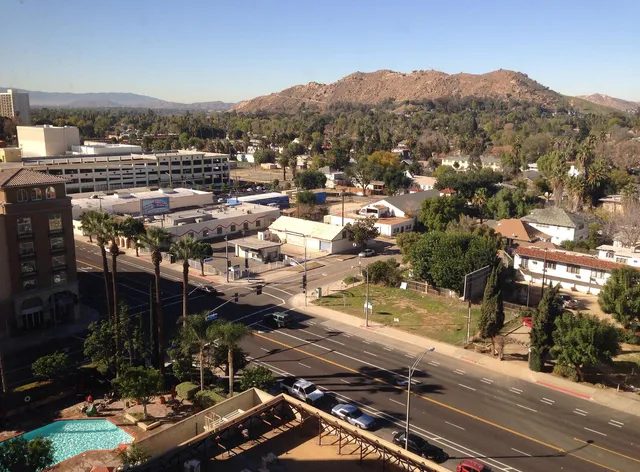 Marriott Riverside at the Convention Center