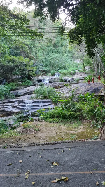 Pha Lat Tawan Ron Waterfall