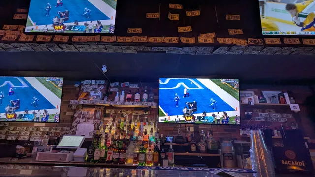 Nootz and Oz’s Pub