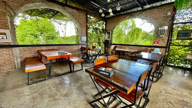 Café Laura Bar & Restaurant