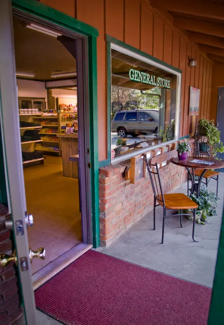 Pierpoint Bar & Grill and hotel lodging