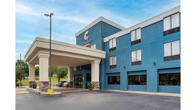 Comfort Suites Fultondale I-65 near I-22