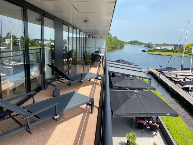 Näher am Wasser kann man nicht wohnen