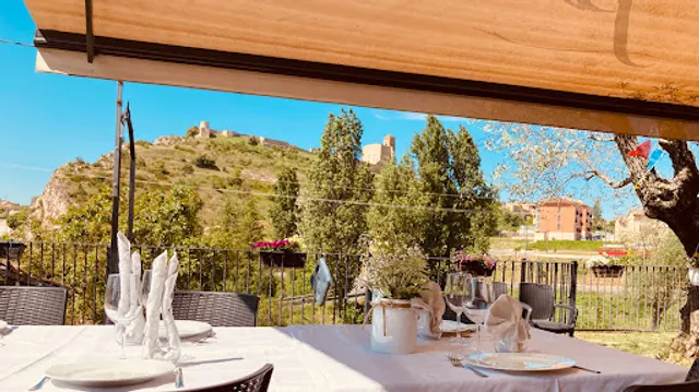 Restaurante ARP en Benabarre terraza-jardin