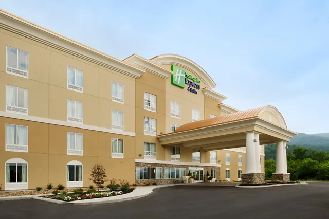 Holiday Inn Express & Suites Caryville by IHG