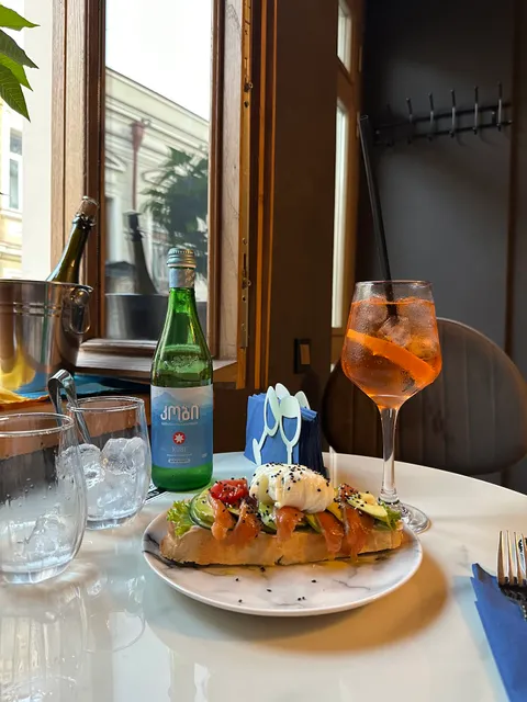 CHAMPAGNERIA •Brut•Breakfast•Dinner•