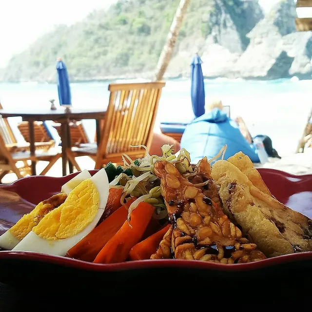 Wahyu Atuh Beach Warung