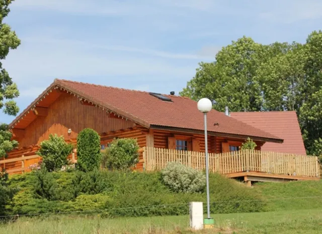 Les Chalets des Chemins Verts : location vacances à la ferme et produits en circuit court