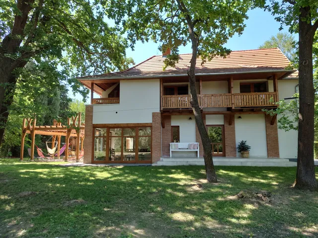 Tiszára néző heverésző