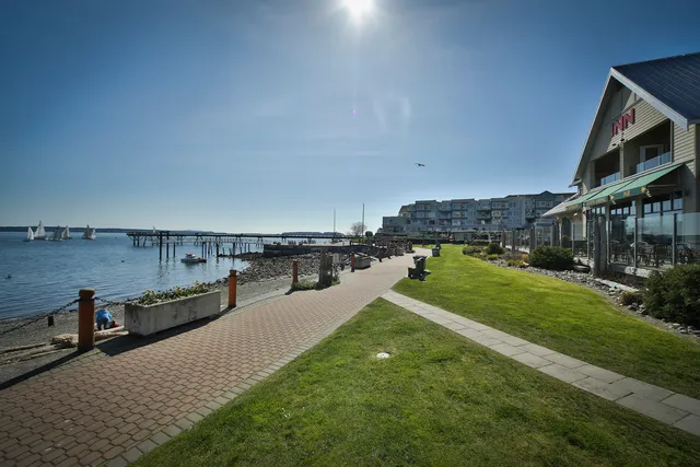 Sidney Waterfront Inn & Suites