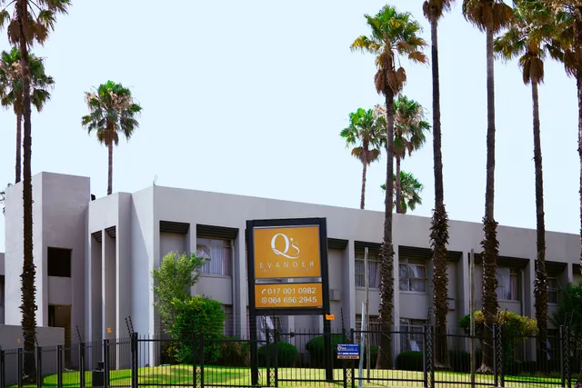 Q's Evander Hotel and Apartment