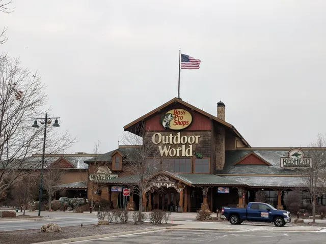 Bass Pro Shops/Cabela’s Boating Center