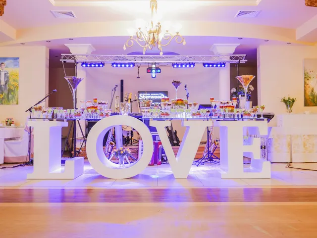 Dworek i Restauracja "Pod lasem"