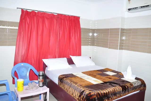 Sri Vel Palace Hotel Rooms Thirunallar