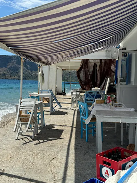 Café Ouzeri O Pharos