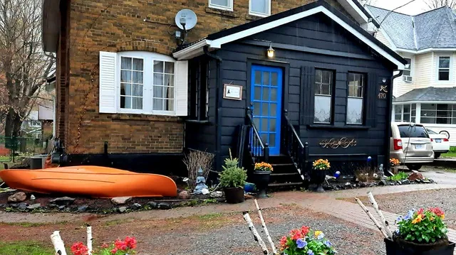 BLUE SPRUCE BED AND BREAKFAST- Steps from Muskoka Lake