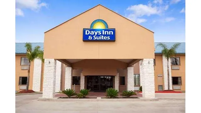 Days Inn & Suites by Wyndham Conroe North