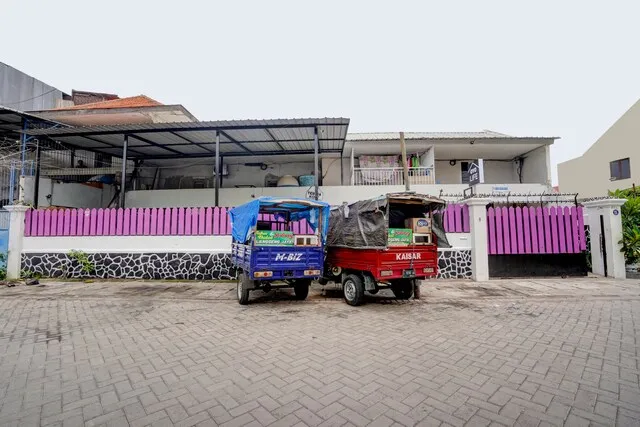 OYO Life 2083 Tambakbening Residence