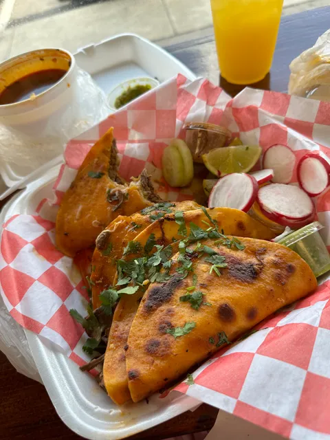 La Catrachita Taqueria (Food Truck)