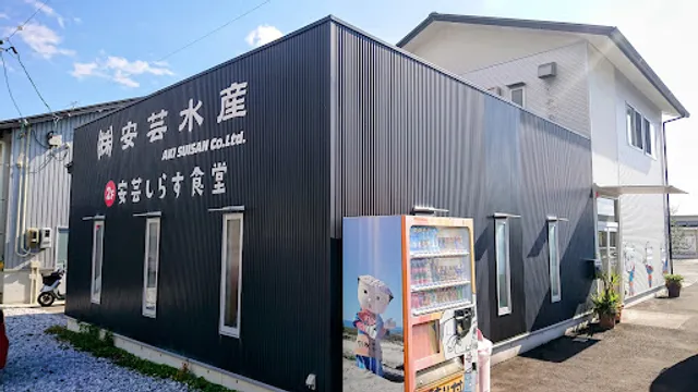 Aki Shirasu cafeteria