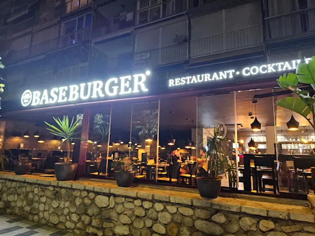 BASEBURGER Benidorm - Hamburgueseria en Benidorm | Hamburguesas & Cocktails Benidorm