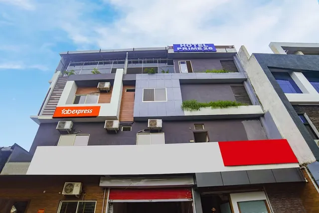 FabHotel Green Park Hotel Near Rajiv Gandhi Circle