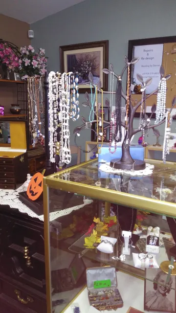 Annie's Thrift Store, Annie's Art Attic