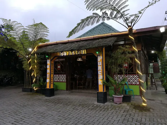 Resto Puncak Berastagi